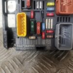 PEUGEOT / CITROEN UNDER BONNET FUSE BOX / BSM MODULE 9667044980 - Image 4