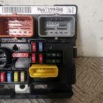 PEUGEOT / CITROEN UNDER BONNET FUSE BOX / BSM MODULE 9667199580 - Image 9