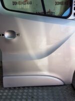 RENAULT TRAFIC / VAUXHALL VIVARO DRIVER SIDE FRONT DOOR IN SILVER 2014 TO 2019 - Image 3